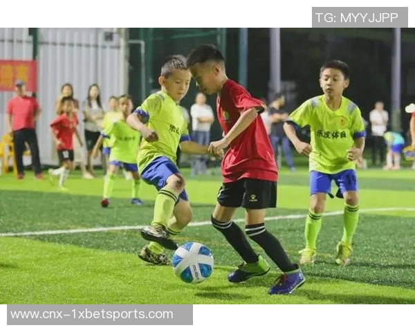 小孩子踢足球的最佳年龄是什么时候如何培养他们的兴趣和技能